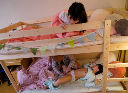 Watch Ông chú đồi bại đến nhà chơi nữa đêm mò vào phòng 2 cô cháu gái in HD Ông chú đồi bại đến nhà chơi nữa đêm mò vào phòng 2 cô cháu gái - JAV HD Video | Javhay